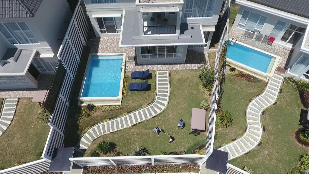 Bazén v ubytování Nirvana Villas Puncak nebo v jeho okolí