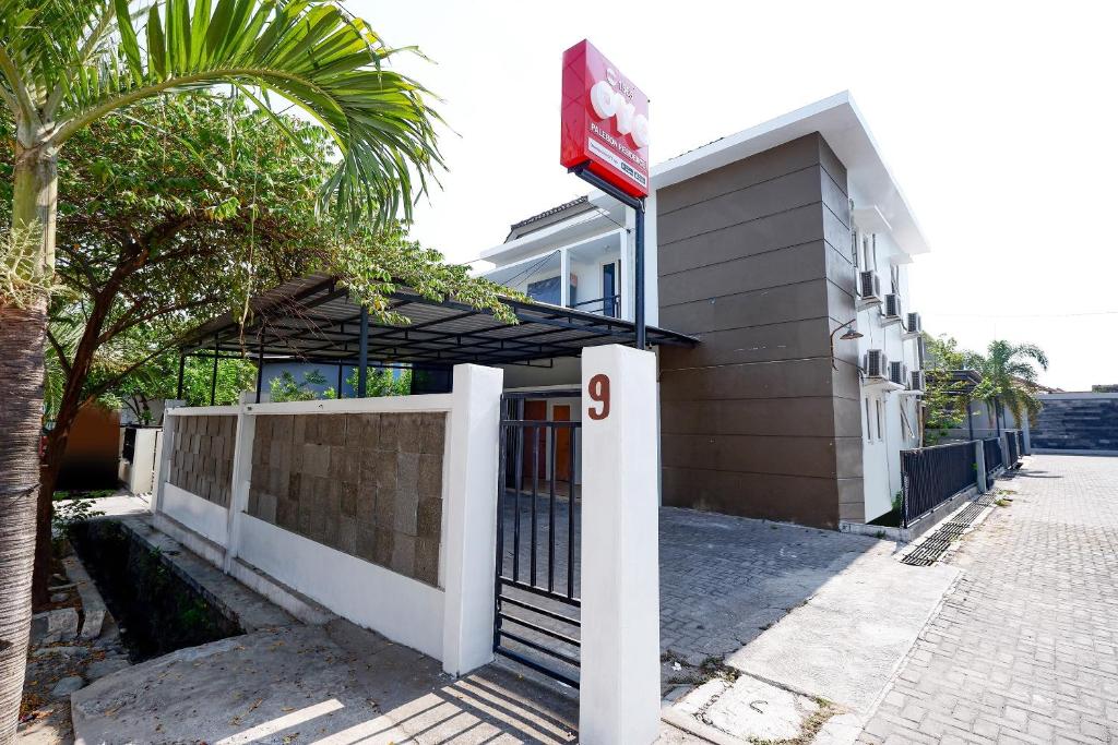 d'un bâtiment avec un portail et un panneau. dans l'établissement Super OYO 1565 Palebon Residence, à Semarang