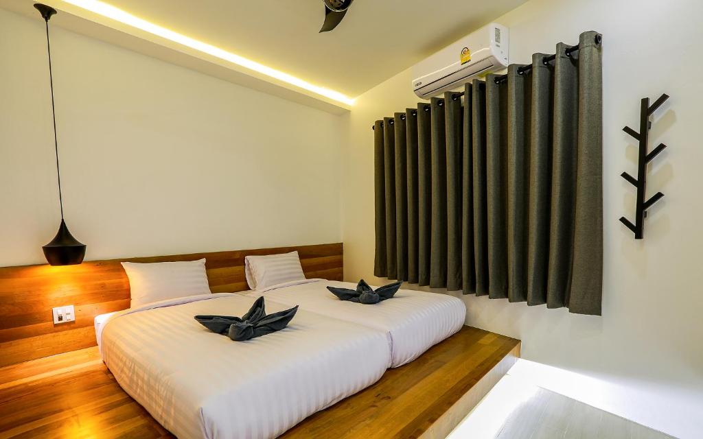 Postel nebo postele na pokoji v ubytování Chaantalay Hotel