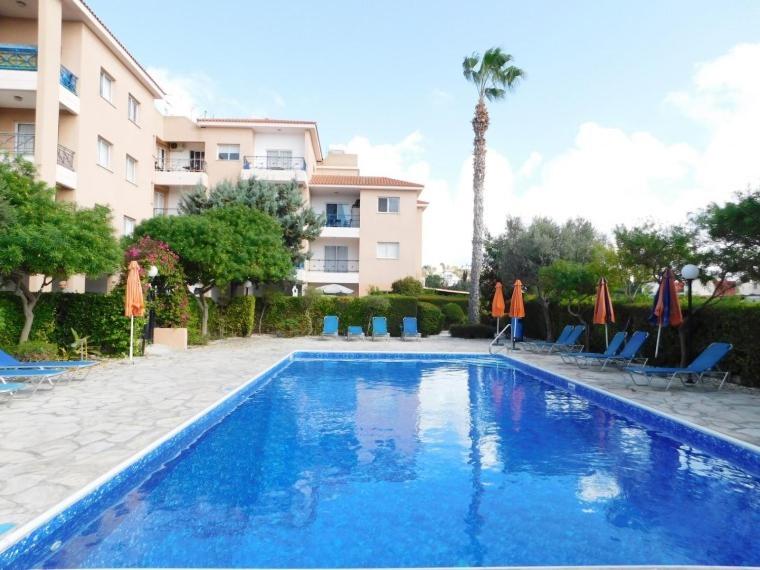 een zwembad voor een gebouw bij Emma's Place, 2 bedroom apartment with pool view in Paphos City