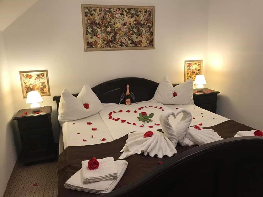 Postel nebo postele na pokoji v ubytování Hotel Popasul Regelui Transalpina