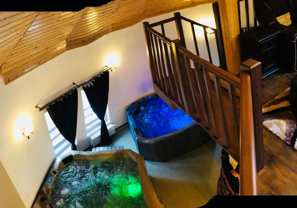 Postel nebo postele na pokoji v ubytování Hotel Popasul Regelui Transalpina