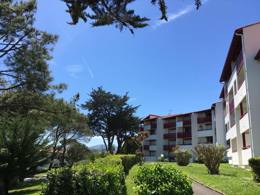 - Vistas a un edificio de apartamentos desde la calle en Residence Bidart Plage Uhabia en Bidart