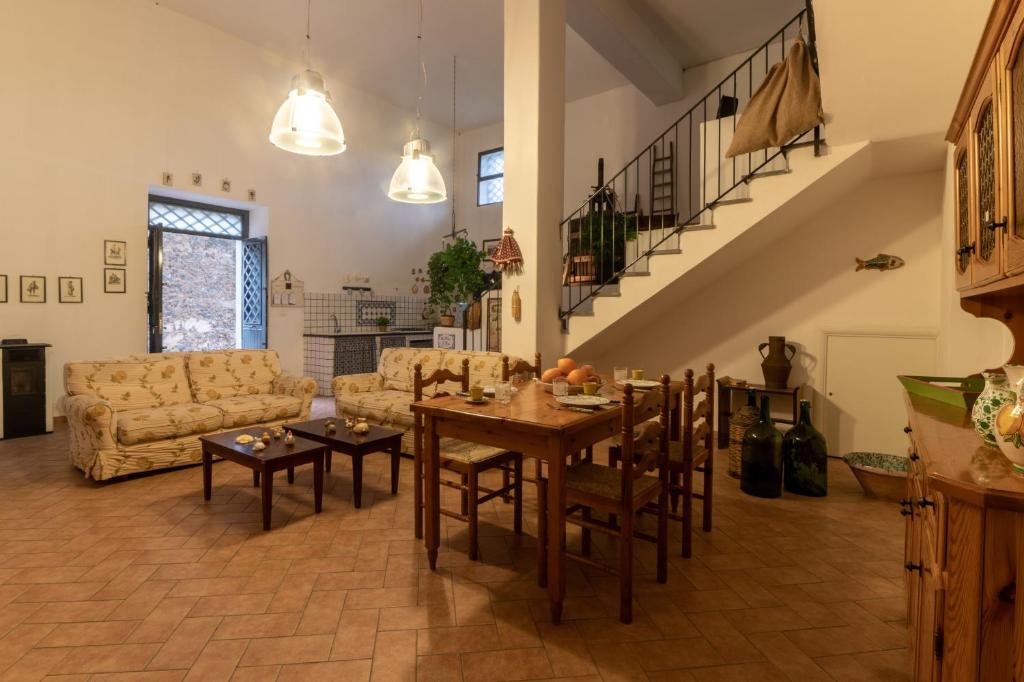 - un salon avec une table et un canapé dans l'établissement Casa Museo A' Rina, à Belpasso