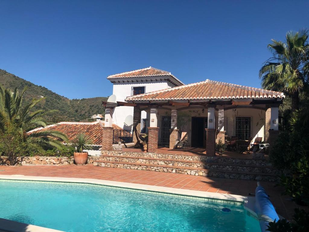 The swimming pool at or close to Finca el Regalo