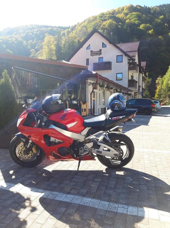 Nespecifikovaný výhled na hory nebo výhled na hory při pohledu z hotelu