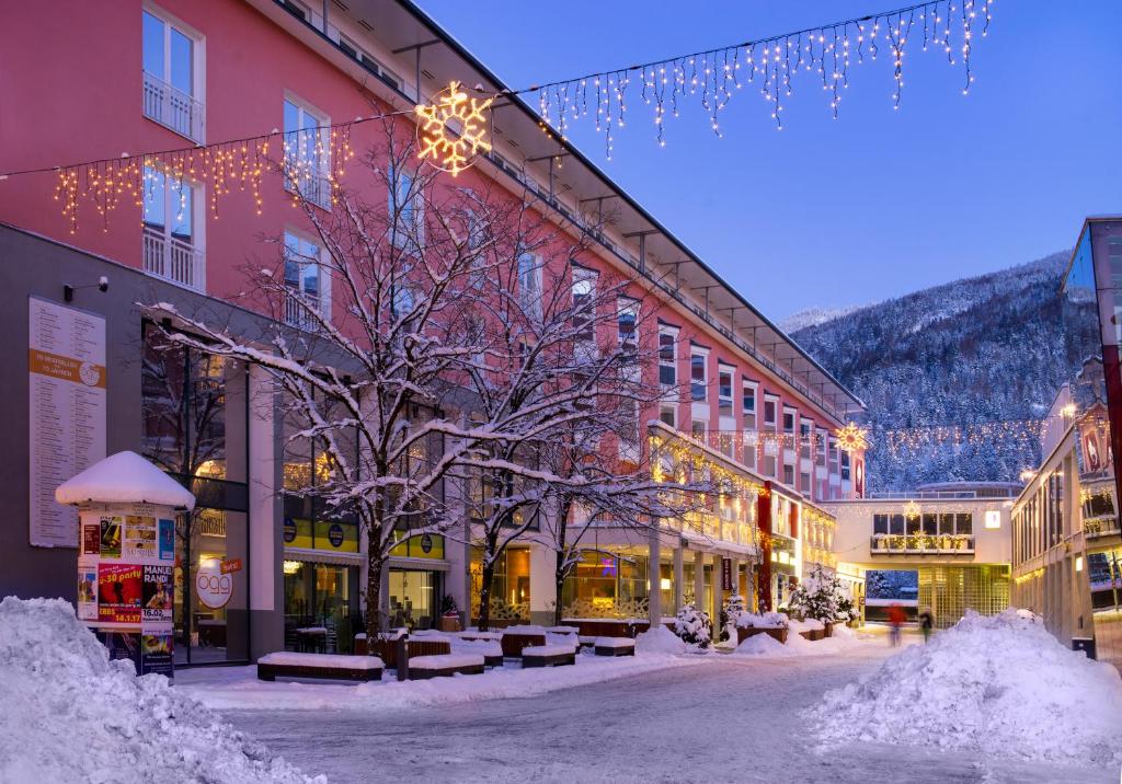 Nespecifikovaný výhled na hory nebo výhled na hory při pohledu z hotelu