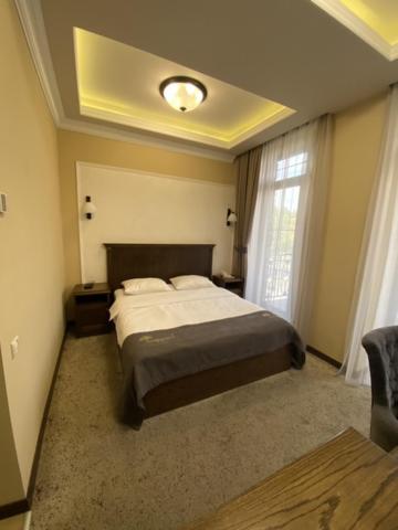 Postel nebo postele na pokoji v ubytování Boulevard Hotel