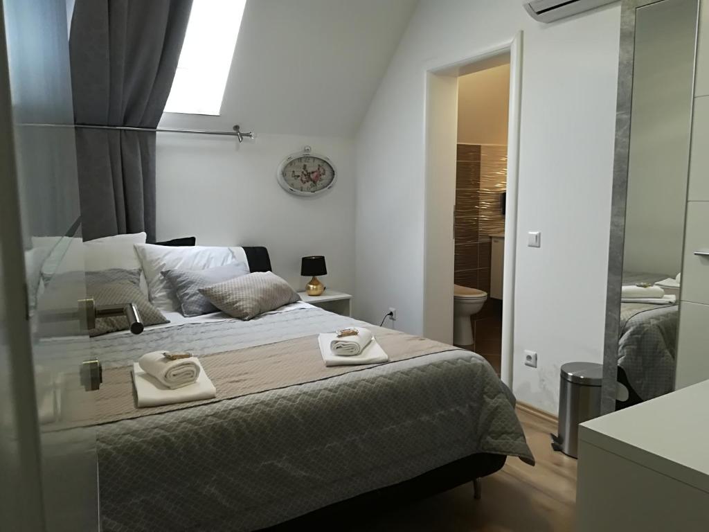 Postel nebo postele na pokoji v ubytování Vila Lemic Postojna