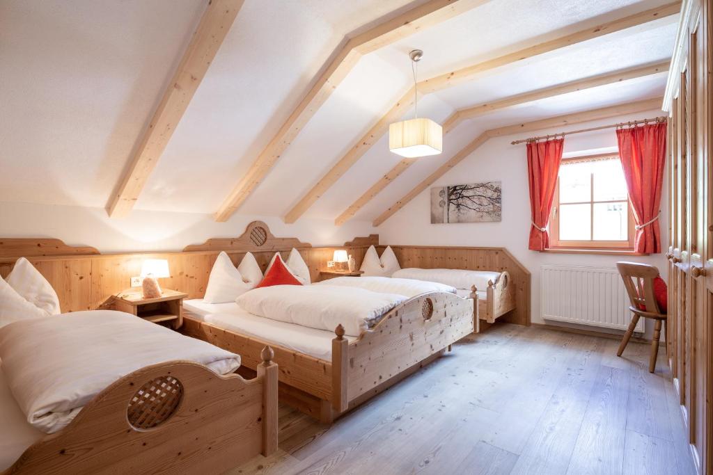 Postel nebo postele na pokoji v ubytování Loefflerhof