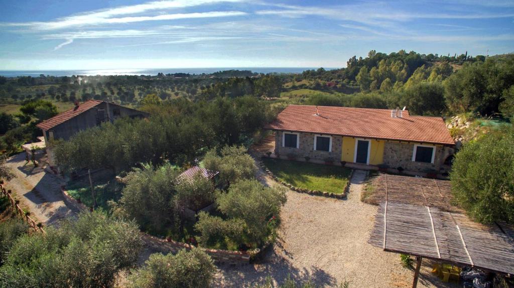 une vue aérienne sur une maison dans un champ dans l'établissement Barnìa, à Ascea