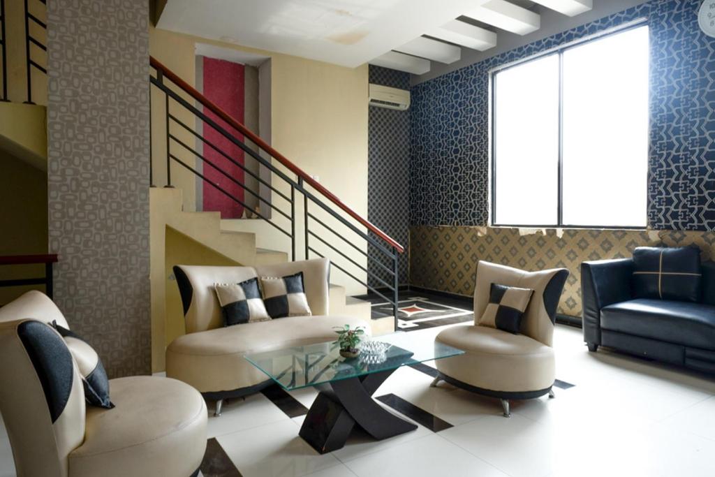 a living room with two chairs and a table at RedDoorz near Monumen Habibi Ainun in Parepare