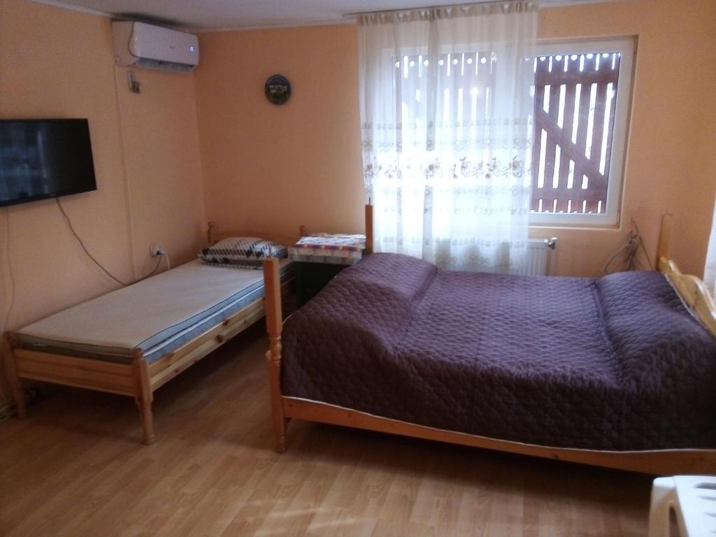 Postel nebo postele na pokoji v ubytování Ivanovo , rooms for rent for 24 hours, separate kitchen, sauna, hydromassage bath, indoor parking, tavern no pets