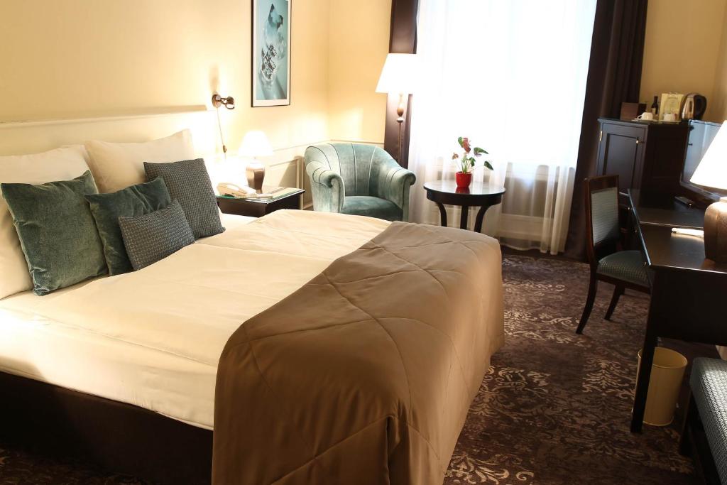 فندق لو بالاس ارت براغ في براغ: غرفة في الفندق مع سرير ومكتب