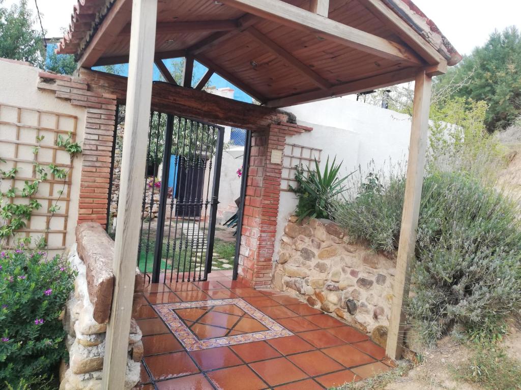 Casa de la abuela Bego في Los Molinos de Ocón: مدخل لبيت فيه بروغولا خشبي