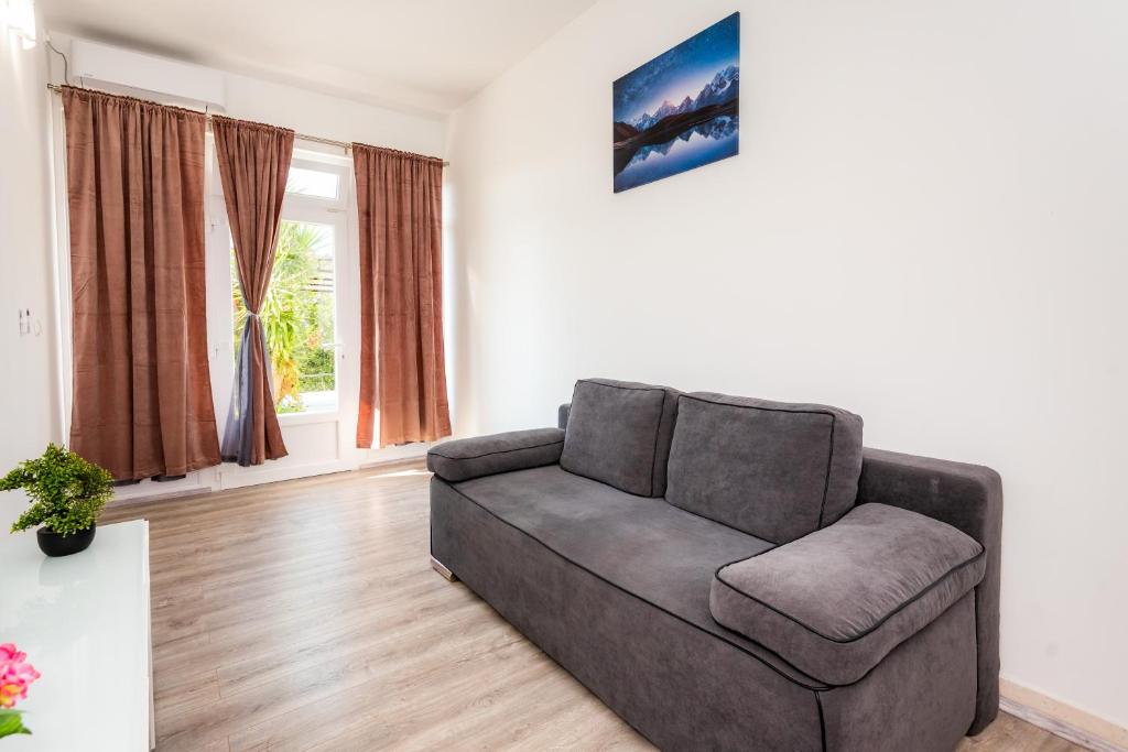 un soggiorno con divano e finestra di Apartment ANI 1 a Gradac (Grado)