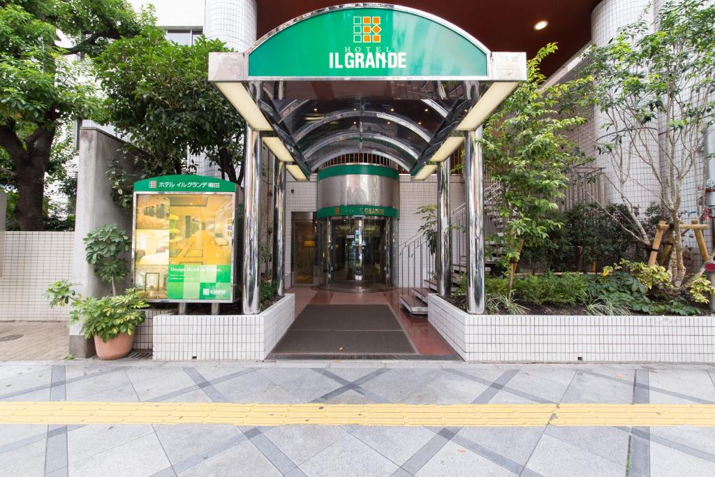 una entrada a un edificio con un cartel en él en Hotel il Grande Umeda, en Osaka