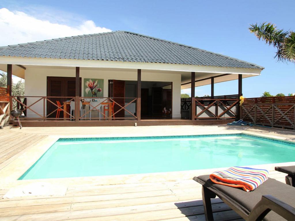 Sundlaugin á Cozy holiday villa at the Damasco resort near Jan Thiel on Curacao eða í nágrenninu