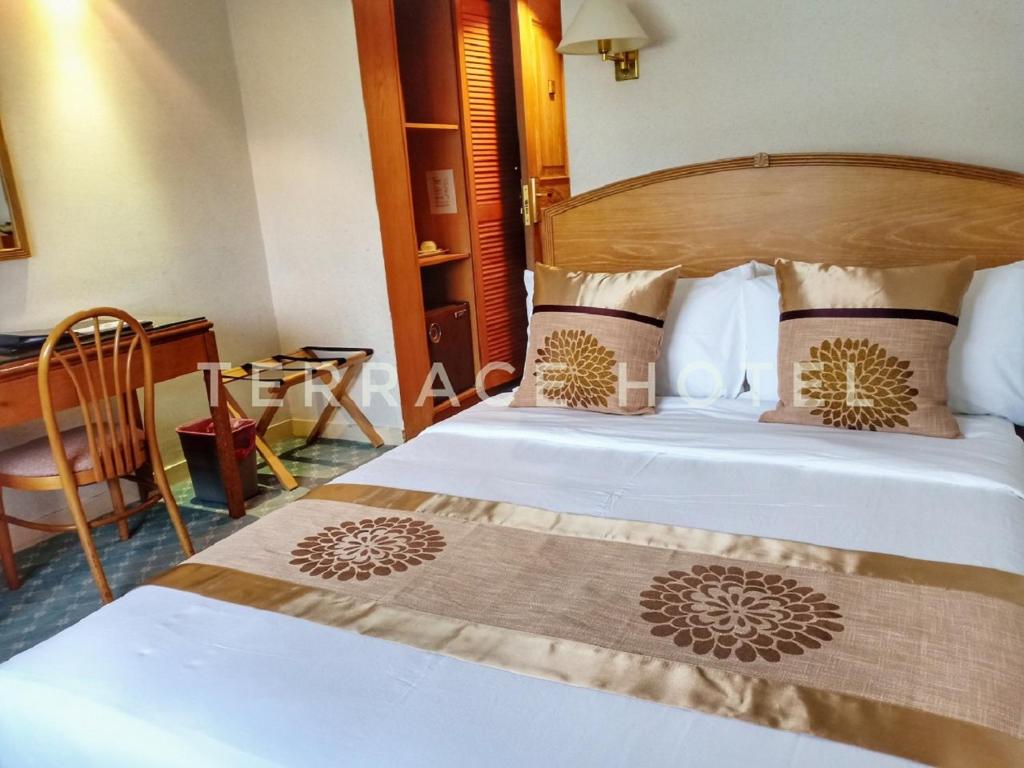 Postel nebo postele na pokoji v ubytování Terrace Hotel