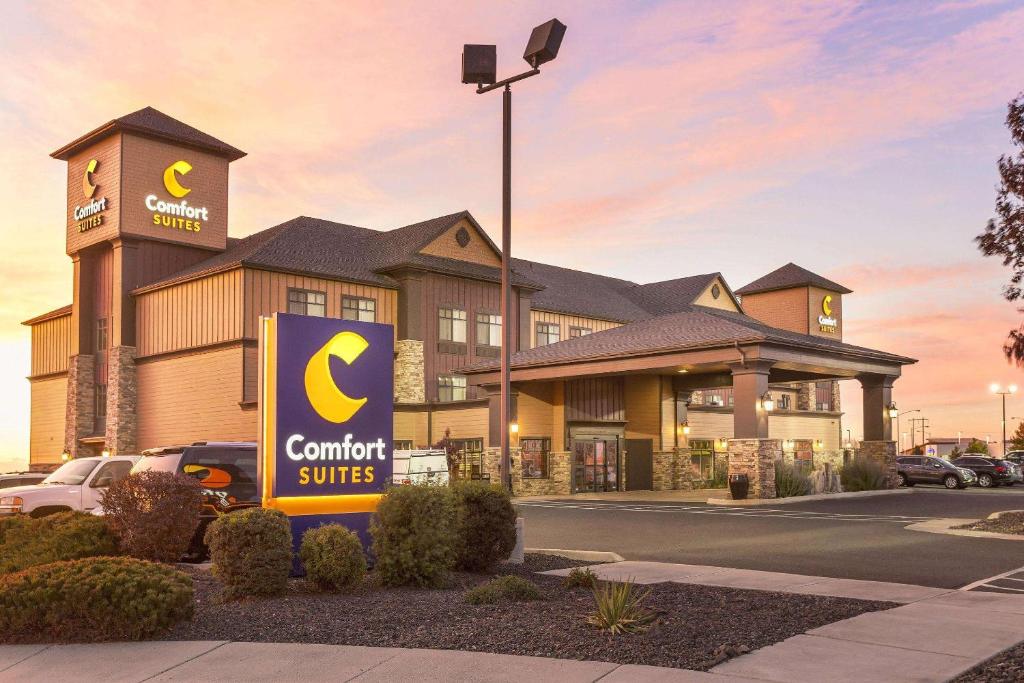 um edifício comercial com uma placa em frente em Comfort Suites Moses Lake em Moses Lake