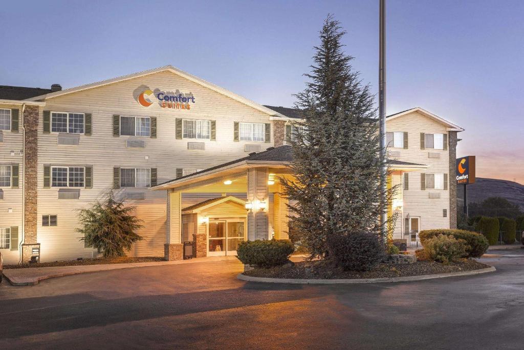 un bâtiment d'hôtel avec un arbre en face dans l'établissement Comfort Suites Yakima, à Yakima