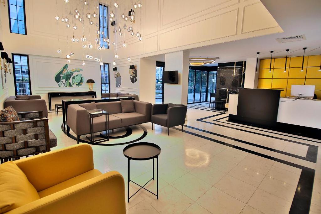 vestíbulo con sofás, mesa y sillas en Pacco Hotel & SPA en Antalya