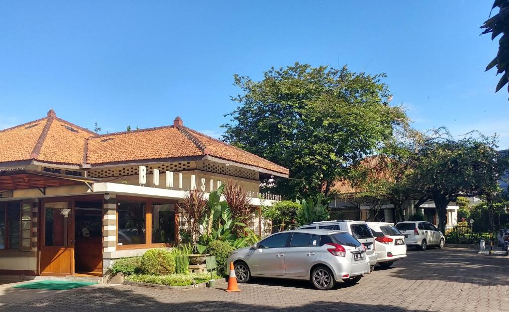 Hotel Bumi Asih Gedung Sate Bandung في باندونغ: موقف سيارة امام محل