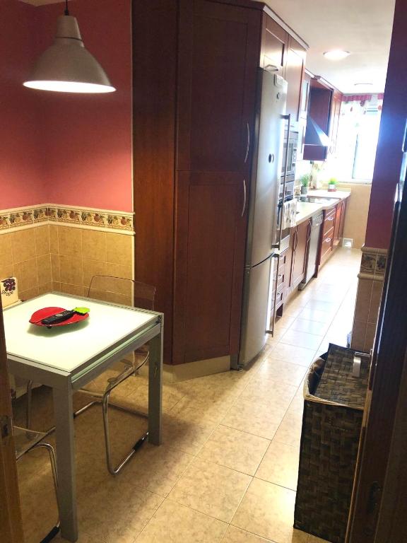 Kuchyňa alebo kuchynka v ubytovaní Piso semicentrico con vistas a la bahía de Algeciras