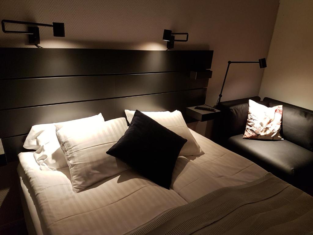 Postel nebo postele na pokoji v ubytování Hotell Kong Christian
