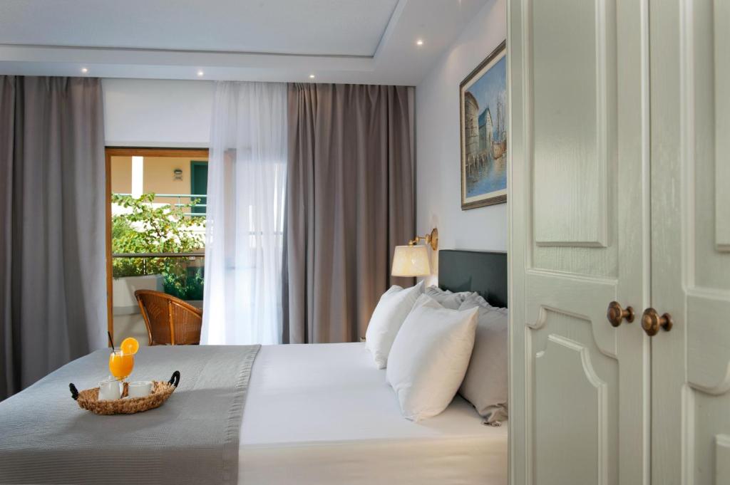 Voodi või voodid majutusasutuse Possidi Holidays Resort & Suite Hotel toas