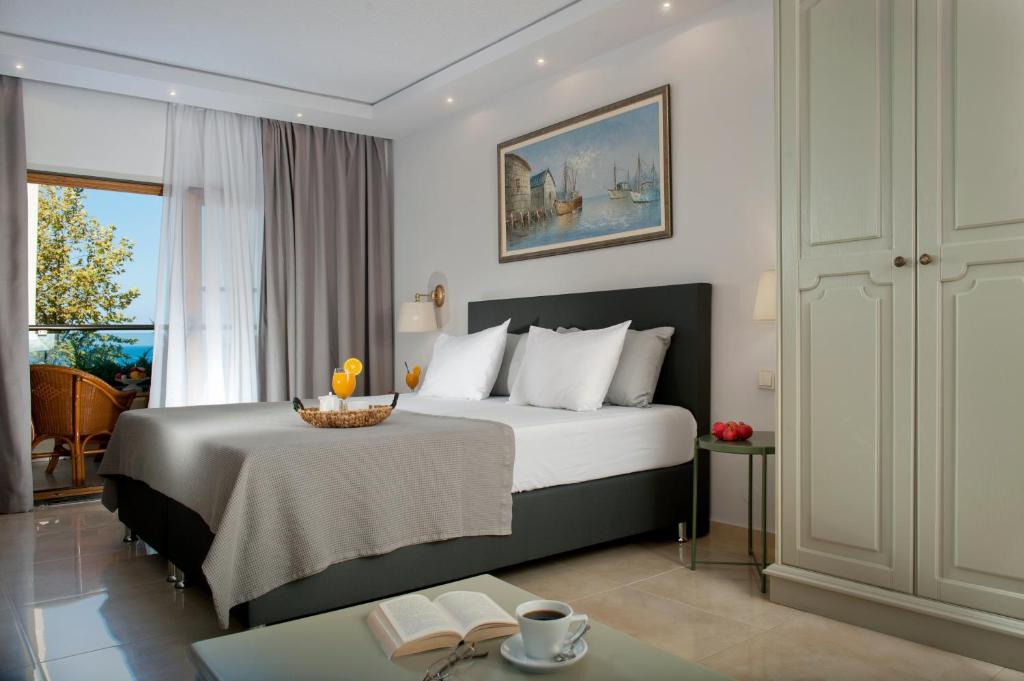 Voodi või voodid majutusasutuse Possidi Holidays Resort & Suite Hotel toas