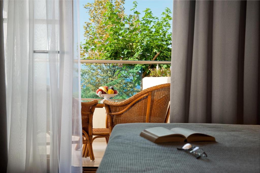 Voodi või voodid majutusasutuse Possidi Holidays Resort & Suite Hotel toas