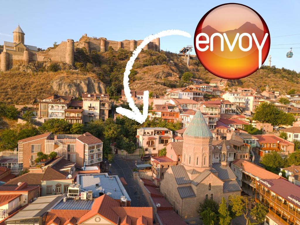 Envoy Hostel and Tours في تبليسي: صورة لمدينة مع الايمو logoimposed