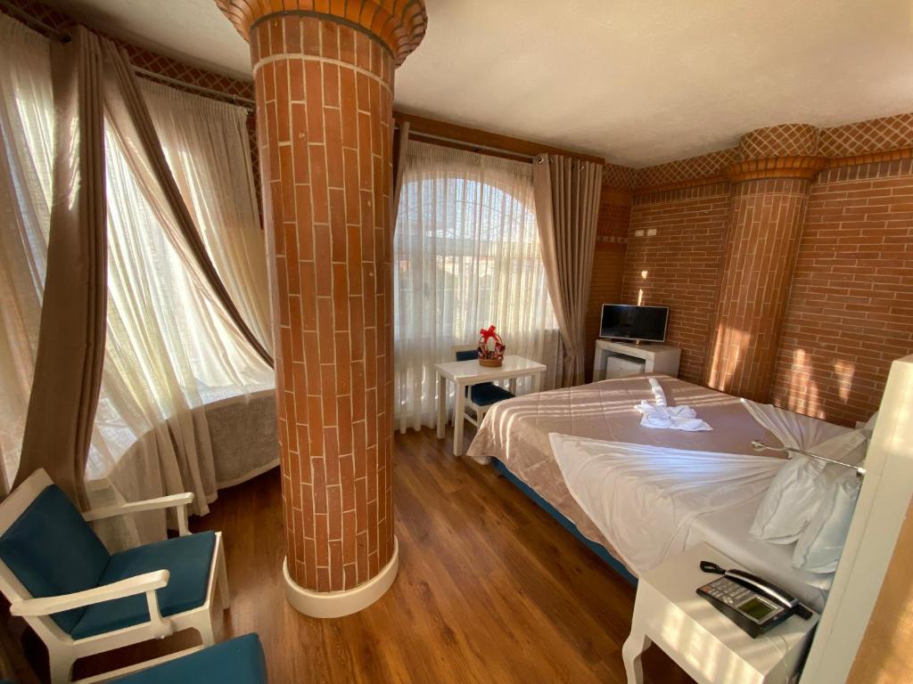 Cama ou camas em um quarto em The Red Bricks Hotel