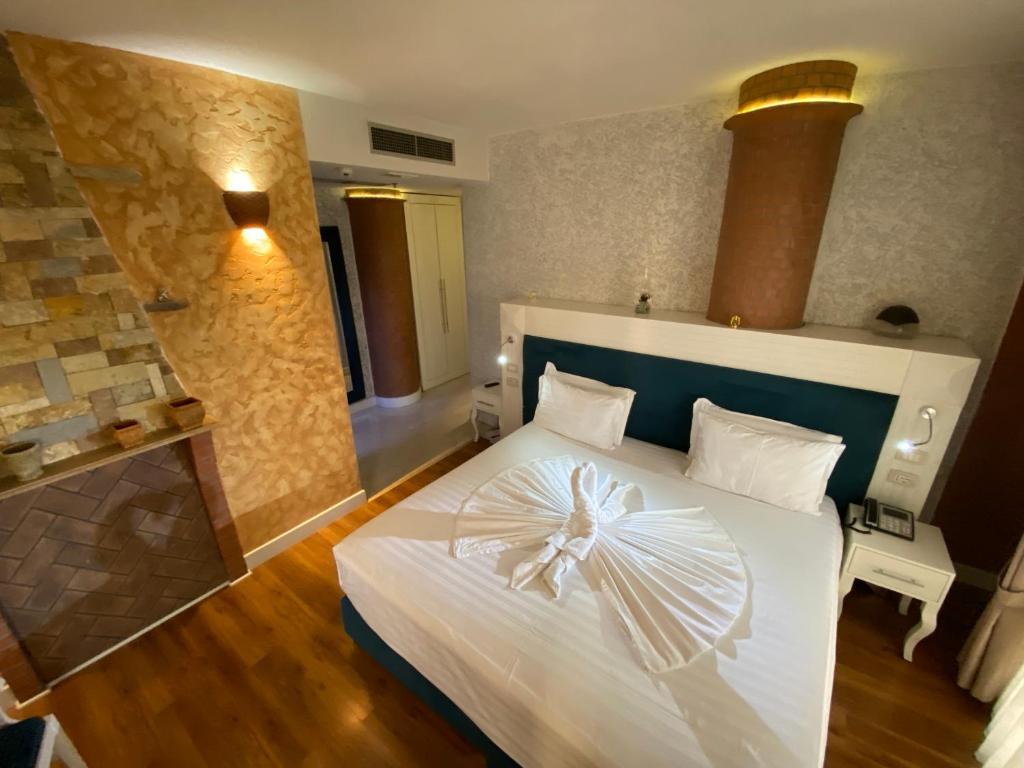 Cama ou camas em um quarto em The Red Bricks Hotel