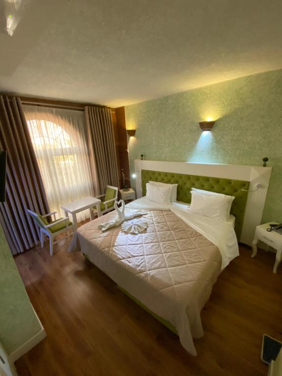 Cama ou camas em um quarto em The Red Bricks Hotel
