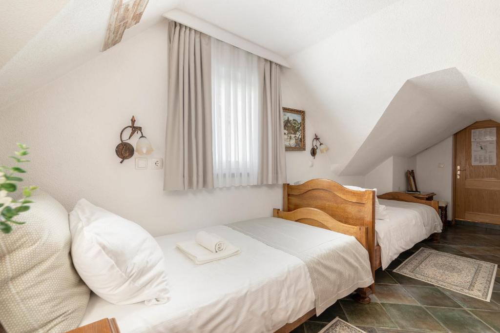 Postel nebo postele na pokoji v ubytování Jagodic Garni Hotel