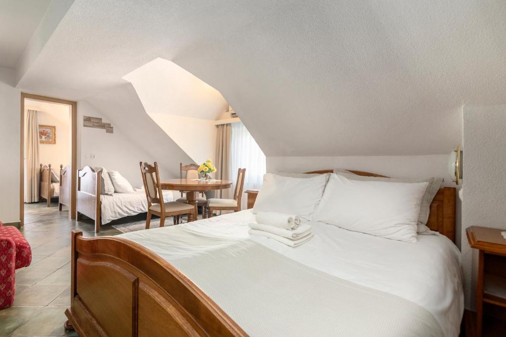 Postel nebo postele na pokoji v ubytování Jagodic Garni Hotel