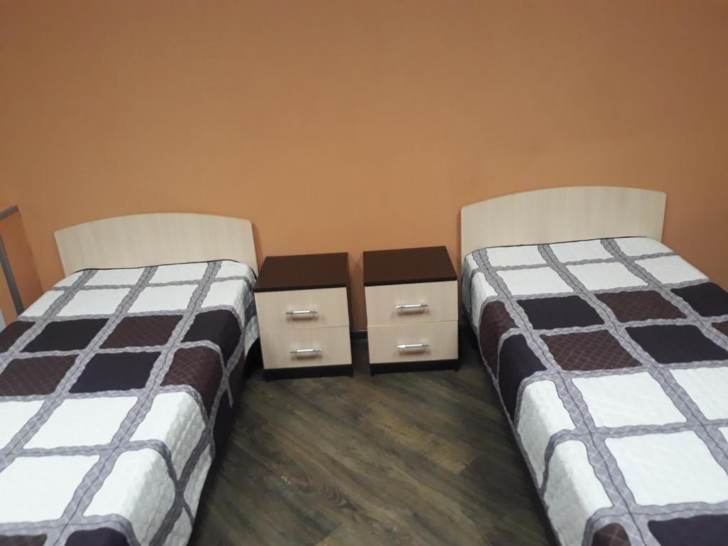 ベルゴロドにあるHostel Koronaのベッド2台が隣同士に設置された部屋です。