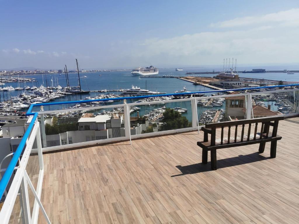 un banc installé sur un balcon donnant sur le port de plaisance dans l'établissement Hotel Amic Horizonte, à Palma de Majorque