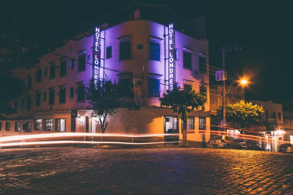 a building with lights on it at night at Hotel Londres in São Lourenço