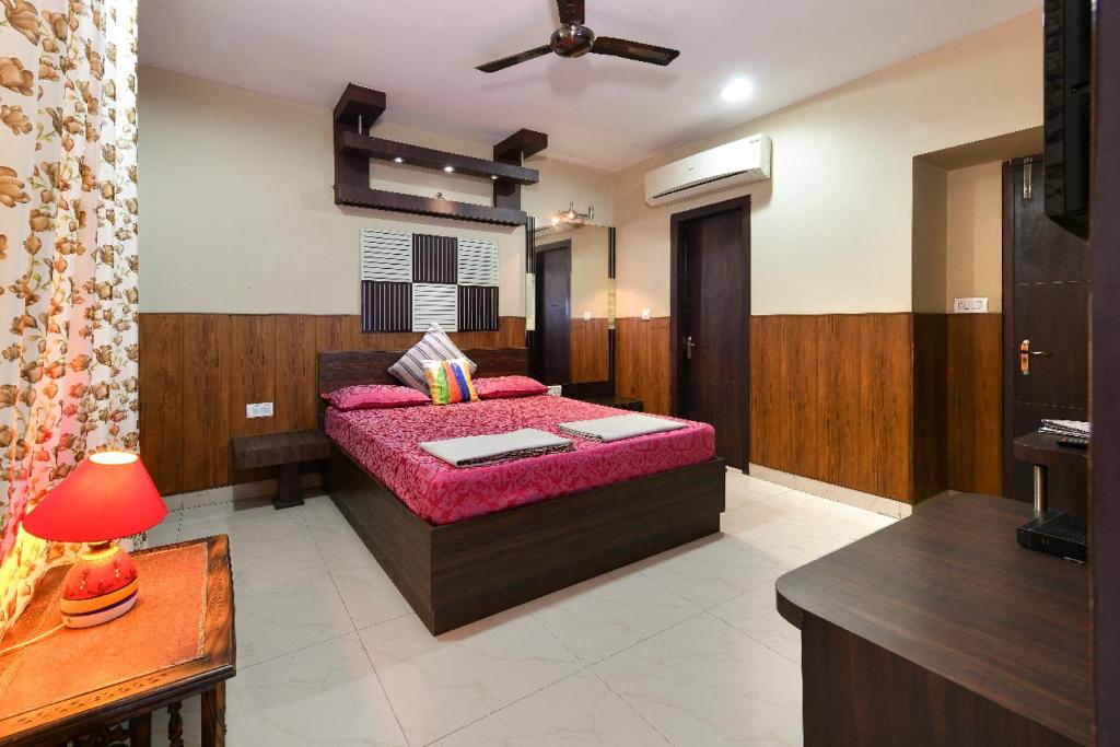 เตียงในห้องที่ Khas Mahal Homestay