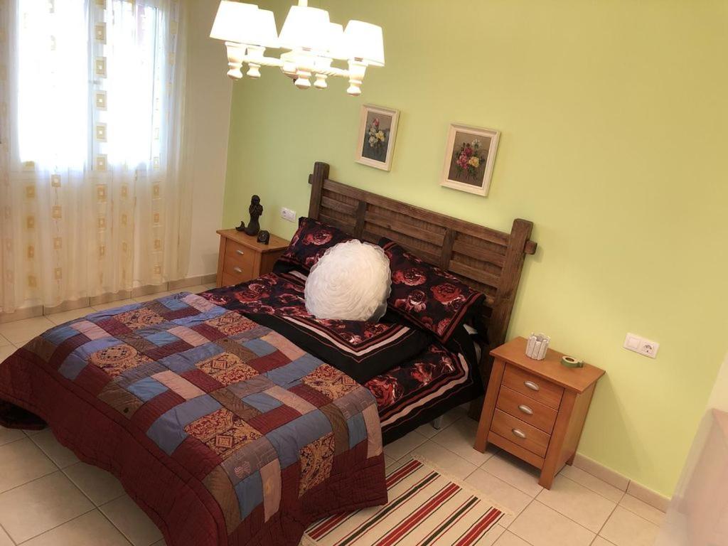 una camera da letto con un letto con un cuscino bianco di piso Nata with private Terrace Lounge 75m2 a El Verger