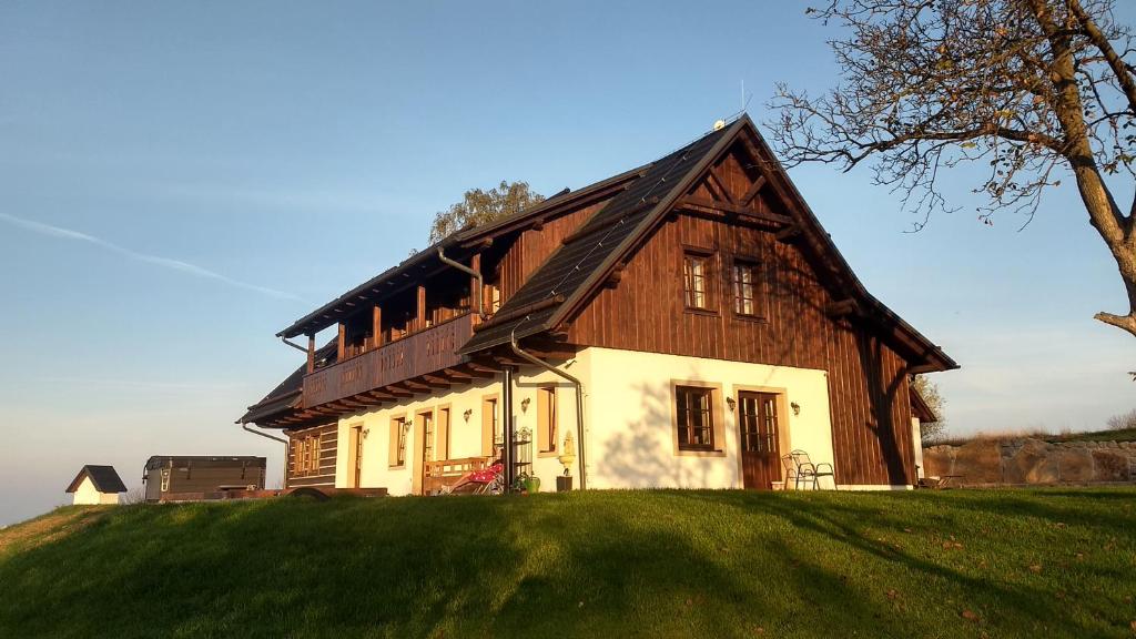 een huis bovenop een grasheuvel bij Svatá Panna in Loktuše