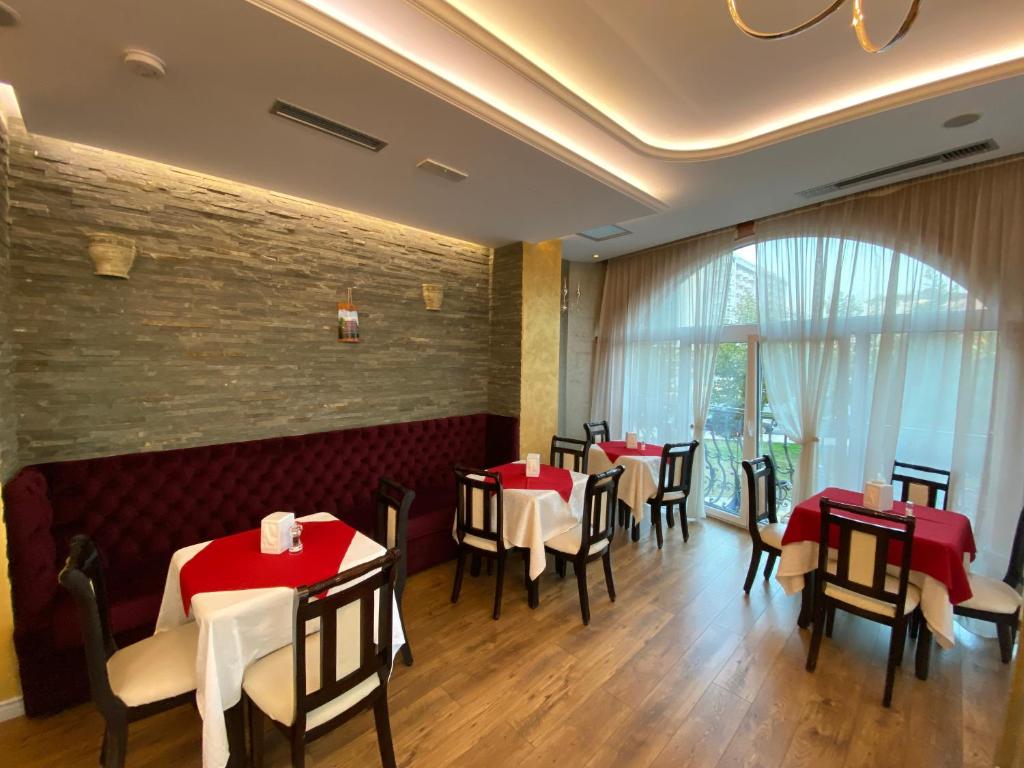 Uma área de estar em The Red Bricks Hotel