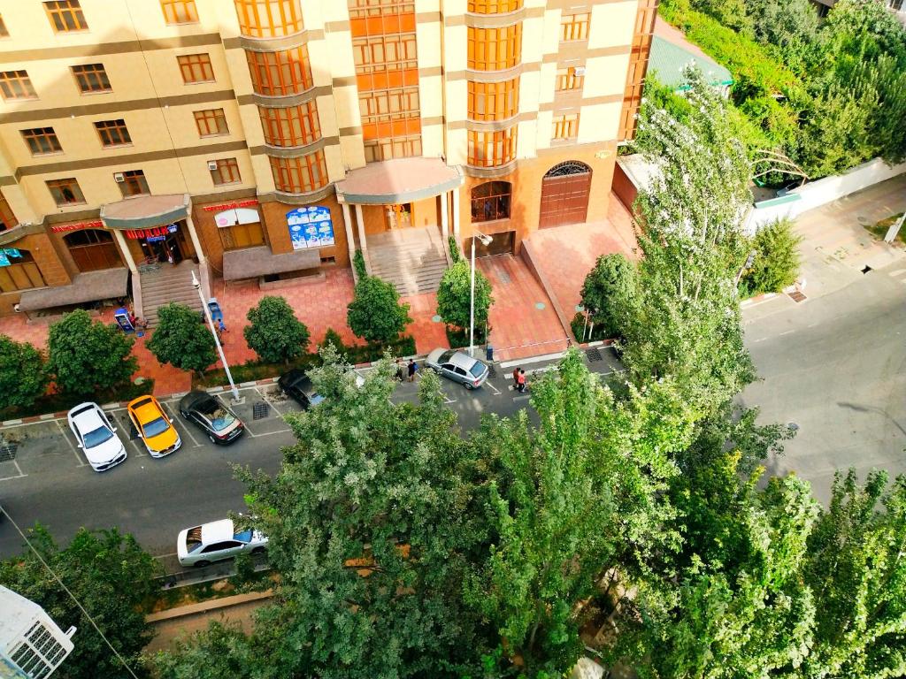 una vista aérea de un aparcamiento frente a un edificio en Cozy 2 rooms apartment in the center, free WiFi, en Dushanbe