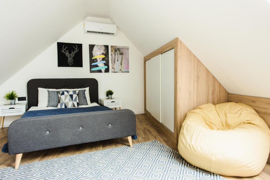 Łóżko lub łóżka w pokoju w obiekcie V10 Apartment