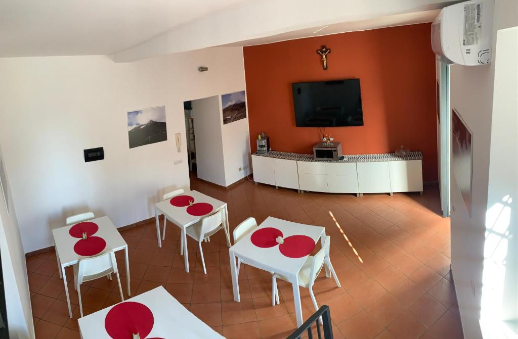 A television and/or entertainment centre at Rooms Teatro Greco