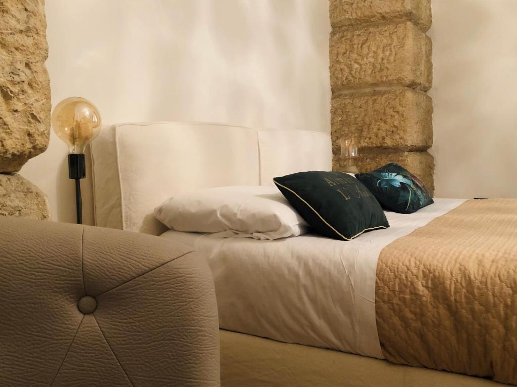 um quarto com uma cama com duas almofadas em Eufemia27 em Verona