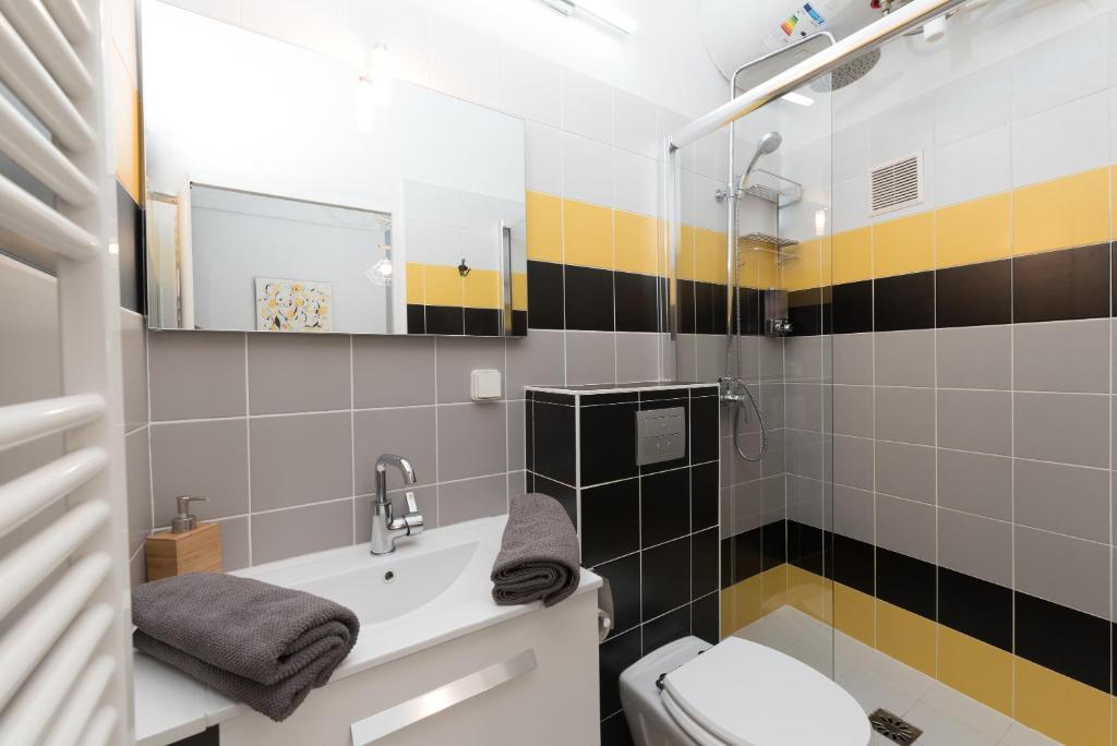 a bathroom with a sink and a toilet at L'Olivaroise in Toulon